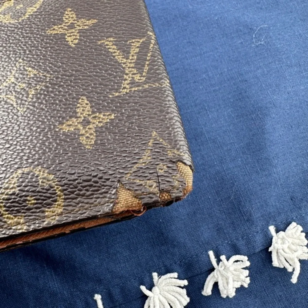AUTHENTIC Louis Vuitton wallet. Monogram pattern.